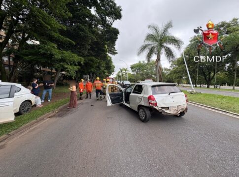 motorista-bate-em-poste-e-acerta-outro-veiculo-no-eixinho.-veja-video