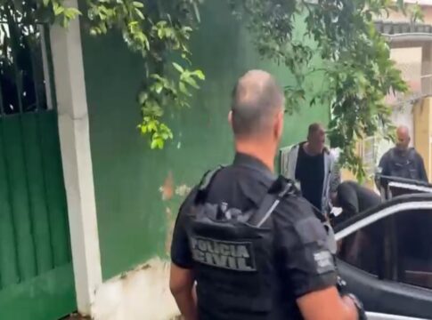 “perdi”:-policia-flagra-criminosos-armados-prestes-a-roubar-casa-no-rj.-veja-video