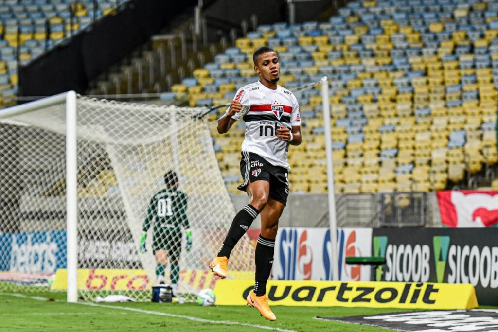 torcedores-ironizam-chegada-de-brenner-no-rio-para-assinar-com-o-vasco