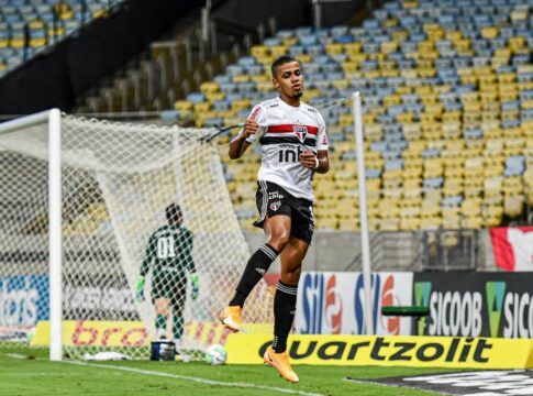 torcedores-ironizam-chegada-de-brenner-no-rio-para-assinar-com-o-vasco