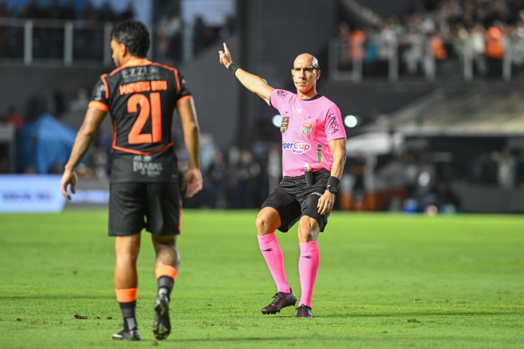 arbitro-de-santos-x-corinthians-e-afastado-pela-federacao-paulista