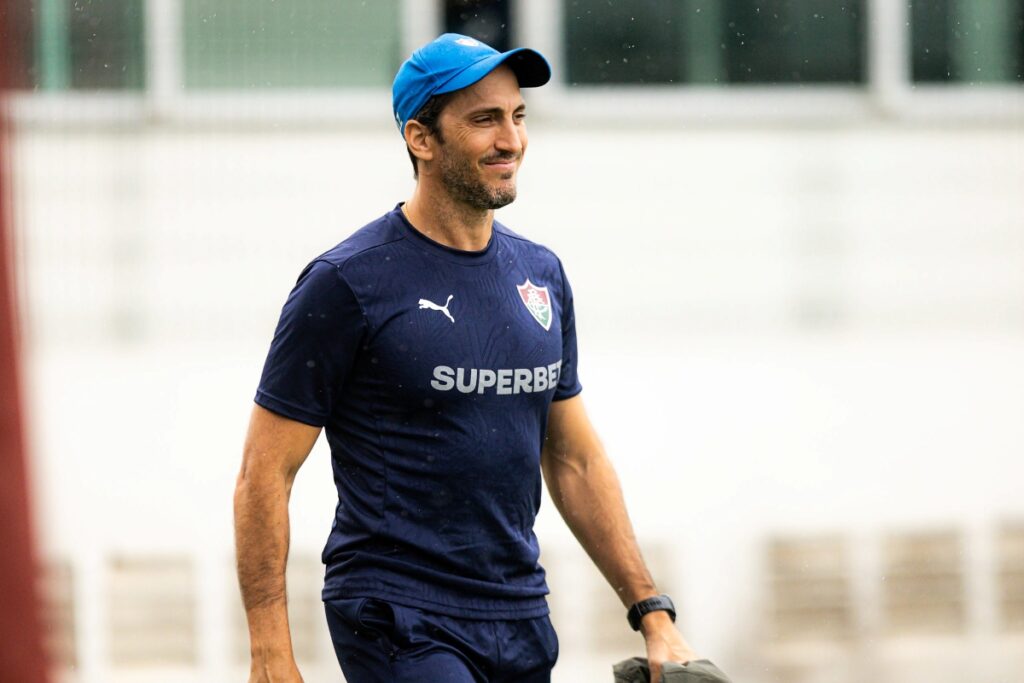 apos-cirurgia-no-coracao,-luis-zubeldia-retoma-treinos-no-fluminense