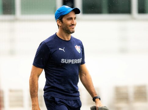 apos-cirurgia-no-coracao,-luis-zubeldia-retoma-treinos-no-fluminense