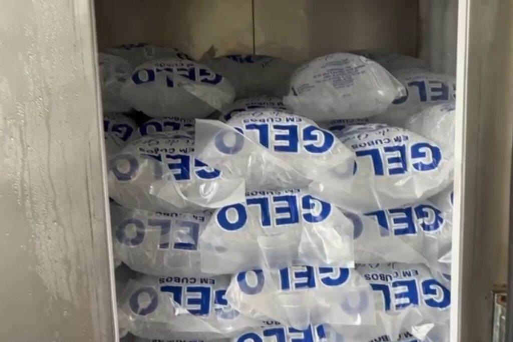 gelo-falso:-policia-fecha-fabrica-clandestina-que-usava-agua-furtada