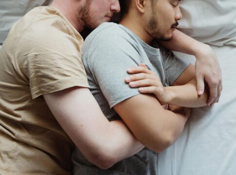 joga-de-ladinho:-6-variacoes-da-conchinha-para-sair-da-rotina