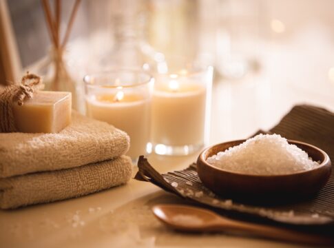 descubra-para-que-serve-o-banho-de-sal-grosso