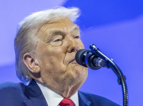 trump-diz-que-vai-taxar-canada-em-100%-em-caso-de-acordo-com-a-china