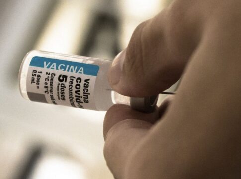 apos-cinco-anos-de-vacinacao,-covid-recua,-mas-ainda-preocupa