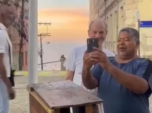 troca-de-icones:-fa-chama-ney-matogrosso-de-caetano-em-salvador