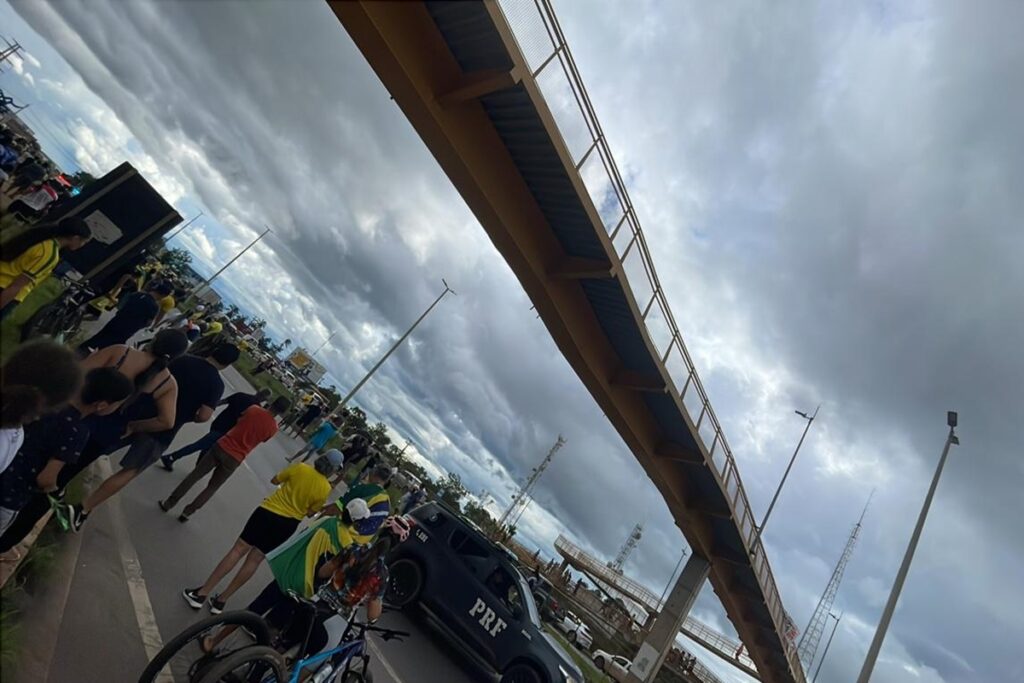 passarela-e-evacuada-e-interditada-durante-caminhada-de-nikolas-no-df.-veja-video