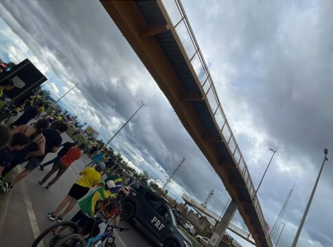 passarela-e-evacuada-e-interditada-durante-caminhada-de-nikolas-no-df.-veja-video