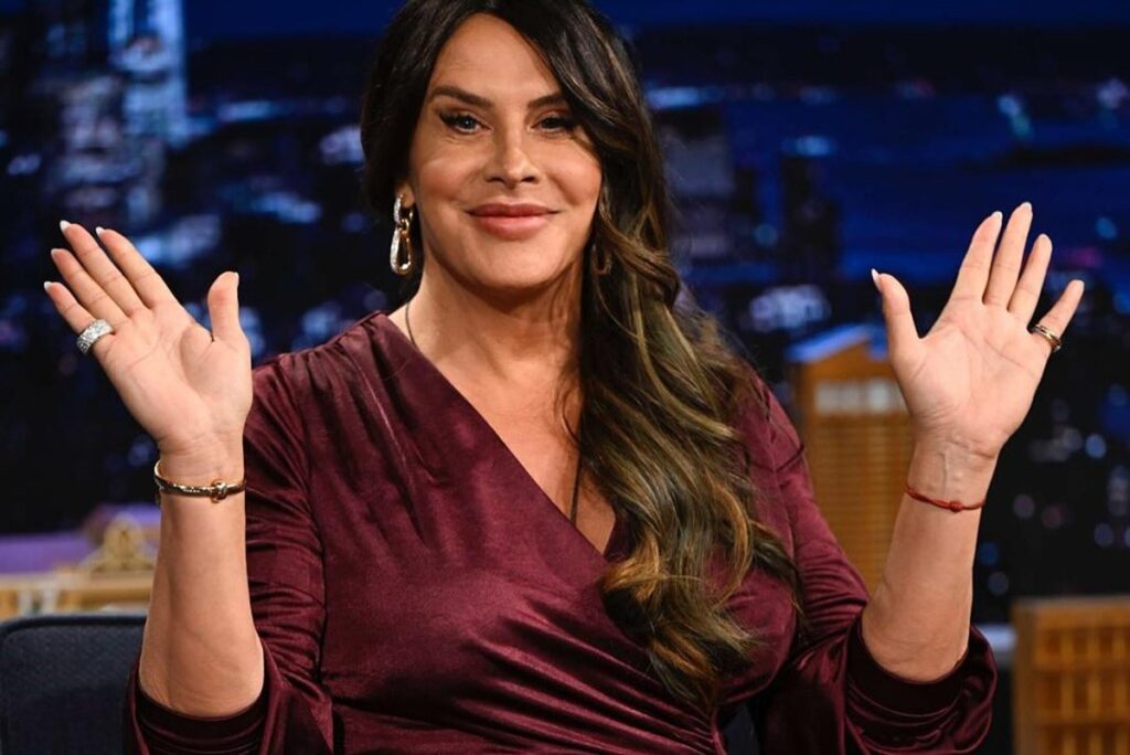 karla-sofia-reage-a-polemica-do-oscar-com-foto-de-havaianas.-entenda