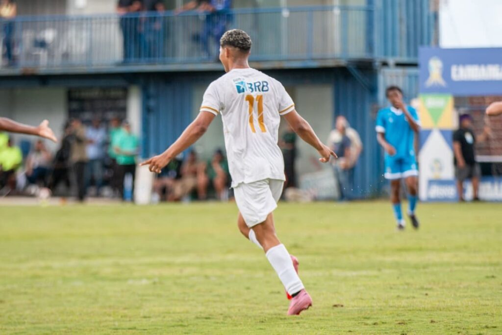 samambaia-vence,-se-mantem-invicto-e-dorme-na-lideranca-do-candangao