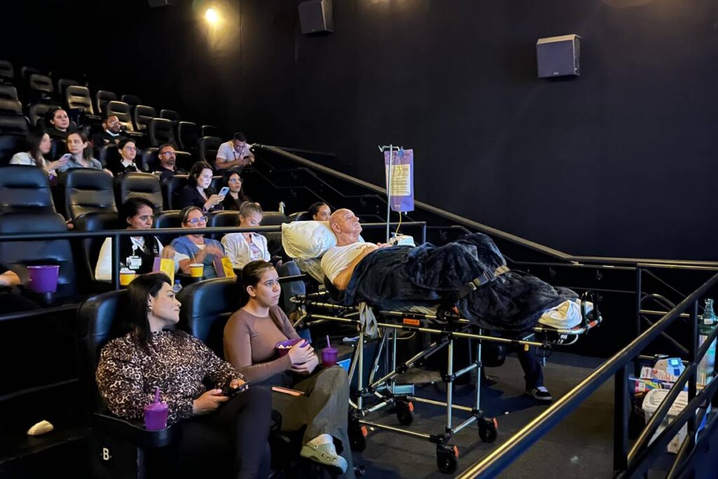 medico-internado-ha-um-ano-resgata-memorias-de-infancia-com-as-filhas-em-ida-ao-cinema