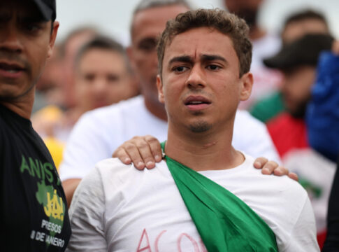 nikolas-comeca-a-usar-colete-a-prova-de-balas-durante-caminhada