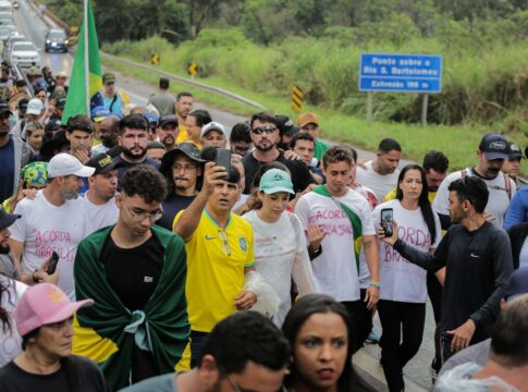 ato-de-nikolas-leva-gsi-a-instalar-grades-no-palacio-do-planalto
