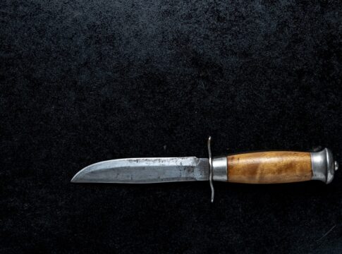 homem-que-esfaqueou-vizinha-na-noite-de-natal-por-som-e-condenado