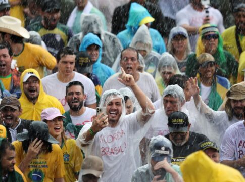 raio-atinge-manifestantes-na-praca-do-cruzeiro,-em-brasilia