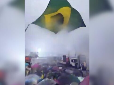 novo-video-mostra-momento-em-que-raio-atinge-ato-de-nikolas-ferreira.-veja-video