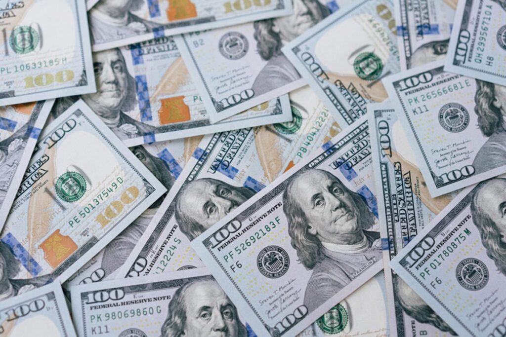 dolar-abre-em-queda-com-mercado-a-espera-de-juros-no-brasil-e-nos-eua