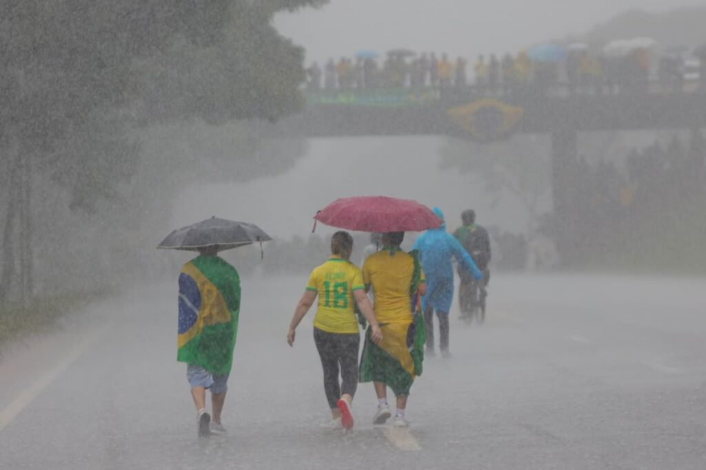 inmet-fez-alertas-de-tempestade-antes-de-raio-atingir-ato-de-nikolas.-video