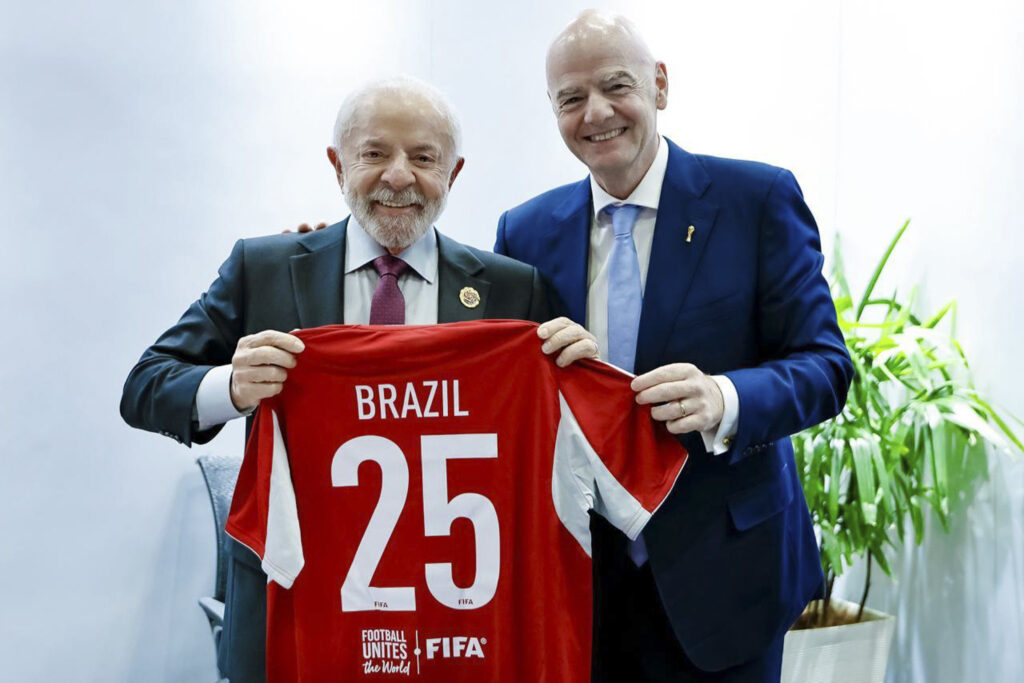 lula-recebe-presidente-da-fifa-e-ancelotti-no-planalto
