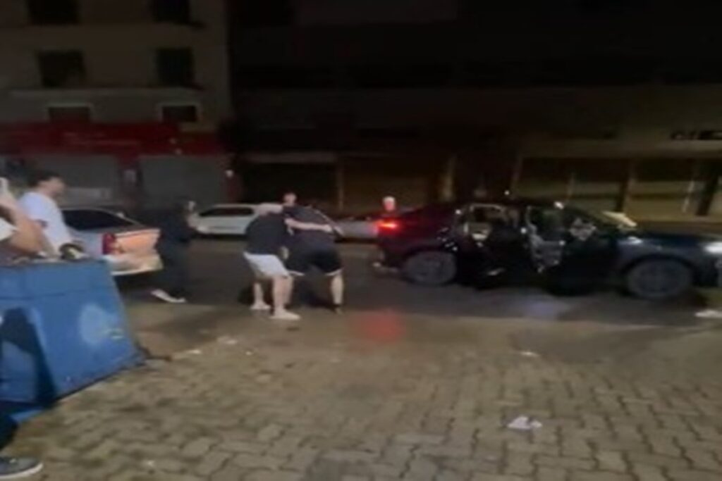 briga-por-chiclete:-novas-imagens-mostram-piloto-ameacando-adolescente.-veja-video