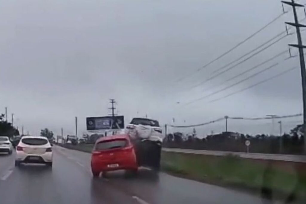 motorista-bebado-bate-em-veiculo-durante-fuga-e-e-preso-pela-policia