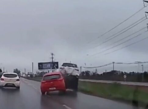 motorista-bebado-bate-em-veiculo-durante-fuga-e-e-preso-pela-policia