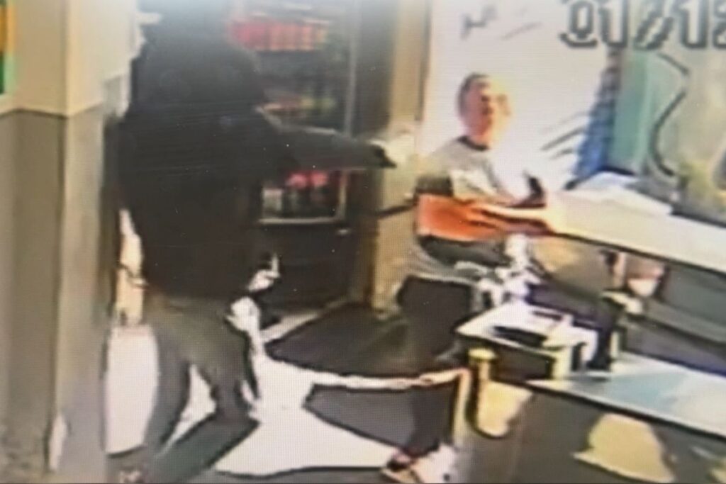 bodycam-de-pms-mostra-prisao-de-suspeito-de-atirar-na-ex-em-pastelaria.-video