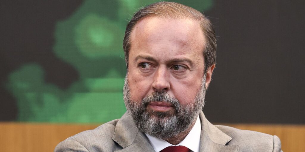 ministro-cobra-solucao-para-vazamento-de-agua-em-minas-da-vale