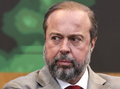 ministro-cobra-solucao-para-vazamento-de-agua-em-minas-da-vale