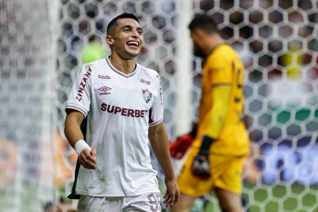 alvo-do-boca,-kevin-serna-renova-com-o-fluminense-ate-2028