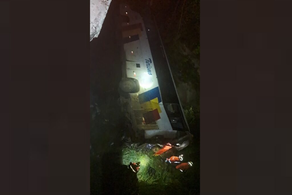 desgovernado,-onibus-de-viagem-cai-de-ponte-na-br-060.-veja-video