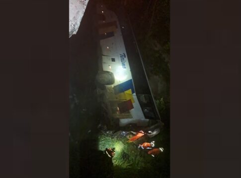 desgovernado,-onibus-de-viagem-cai-de-ponte-na-br-060.-veja-video