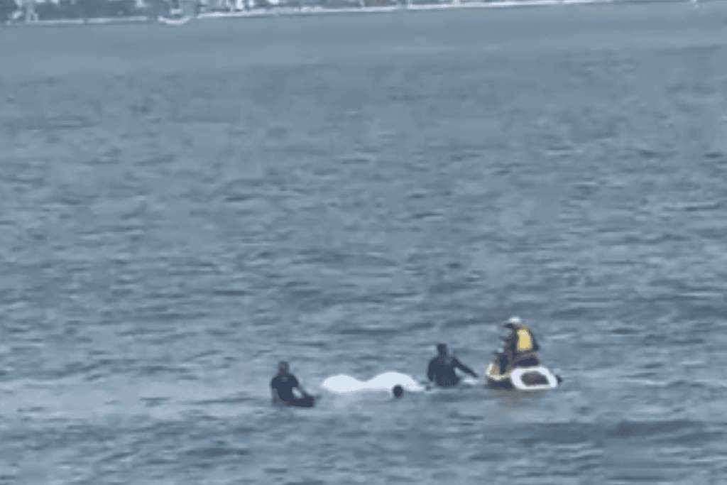 piloto-de-paramotor-e-resgatado-apos-cair-no-mar-no-litoral-de-sp