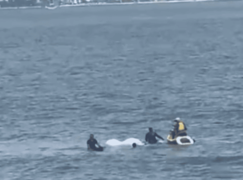 piloto-de-paramotor-e-resgatado-apos-cair-no-mar-no-litoral-de-sp