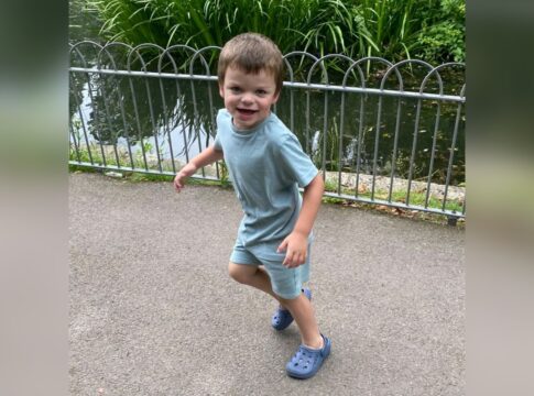 menino-tem-diagnostico-de-demencia-infantil-confundido-com-autismo