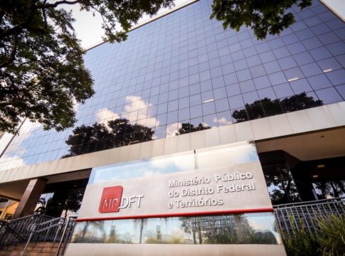 homem-e-preso-acusado-de-matar-a-mae-ao-jogar-carro-para-fora-da-pista