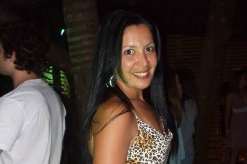 misterio:-mulher-e-achada-morta-em-calcada-perto-de-lixao-no-litoral