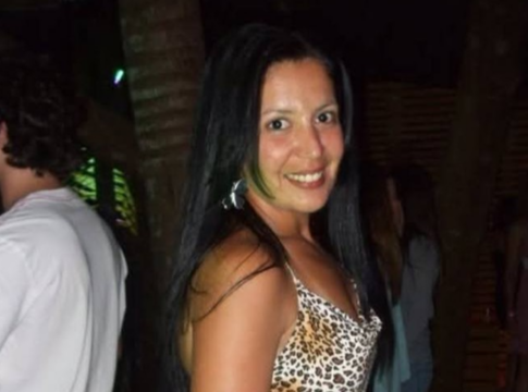 misterio:-mulher-e-achada-morta-em-calcada-perto-de-lixao-no-litoral