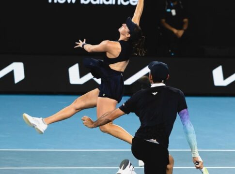 australian-open:-luisa-stefani-vence-e-vai-a-semi-de-duplas-mistas