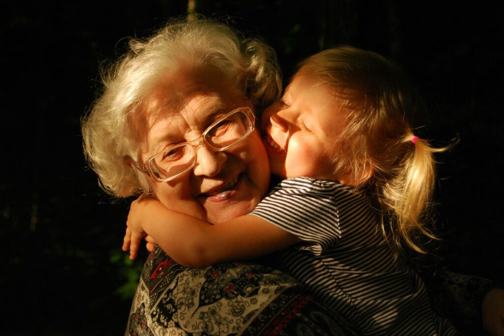 alem-do-afeto:-cuidar-dos-netos-protege-o-cerebro,-diz-estudo