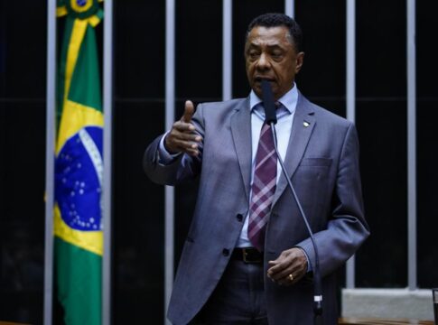 pai-de-ministro-do-turismo,-deputado-federal-demite-laranja-do-filho