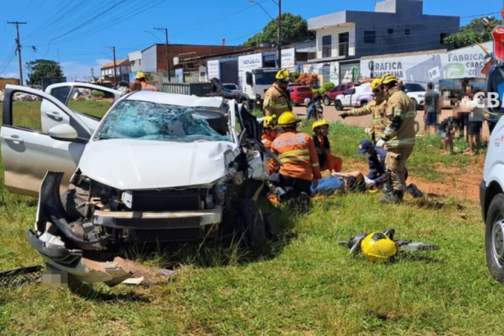 caminhao-capota-apos-acidente-com-carro-e-moto-e-deixa-tres-feridos.-veja-video