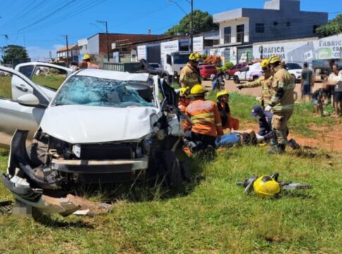 caminhao-capota-apos-acidente-com-carro-e-moto-e-deixa-tres-feridos.-veja-video