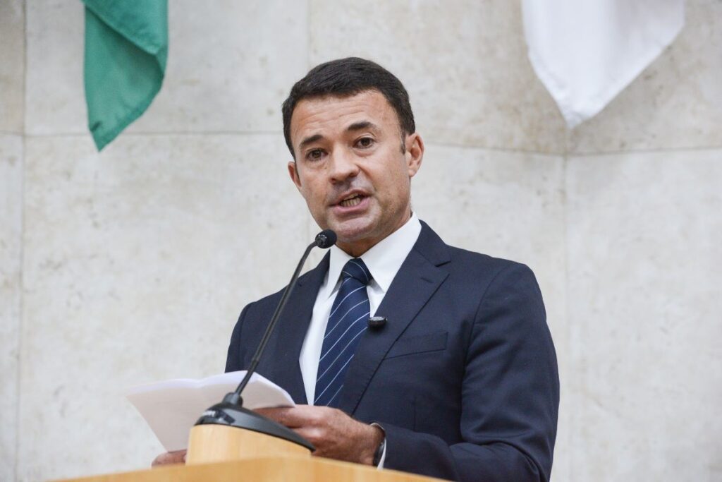 vice-de-nunes-quer-abater-divida-de-clubes-com-aulas-para-criancas