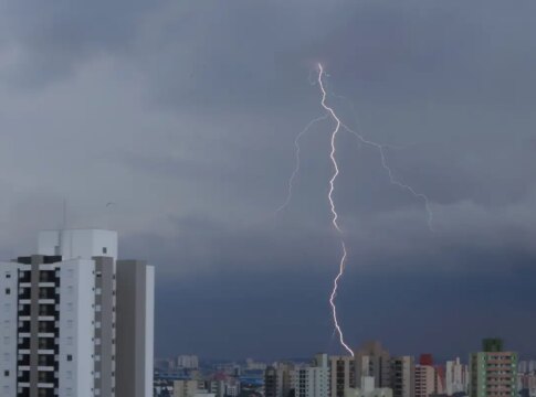 temporal-em-sao-paulo-provoca-alagamentos-e-quedas-de-arvores