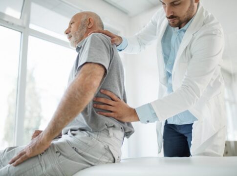 dores-nas-costas?-ortopedista-aponta-habitos-que-fortalecem-a-coluna