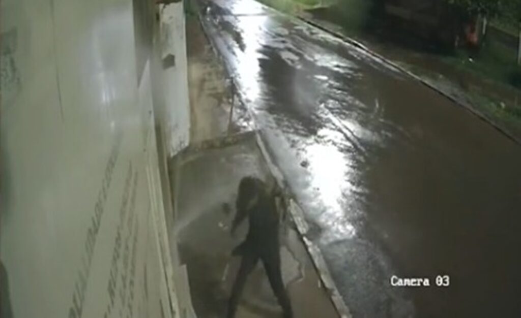 ladroes-furtam-medidores-de-agua-em-arniqueira-e-deixam-prejuizo.-veja-video